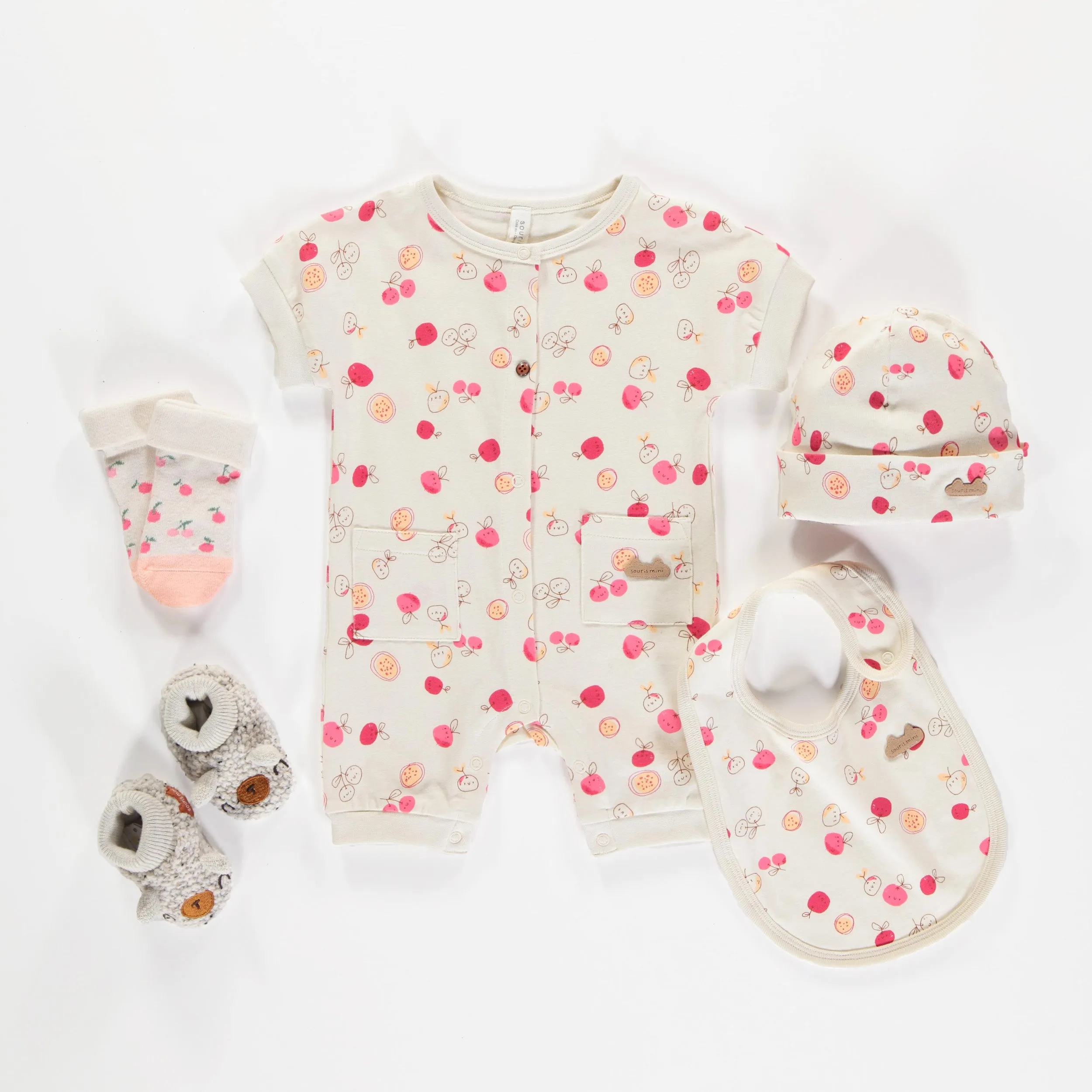 Bonnet crème avec motif de cerises en tricot côtelé de coton biologique, naissance || Cream bonnet with cherries print in ribbed knit organic cotton, newborn