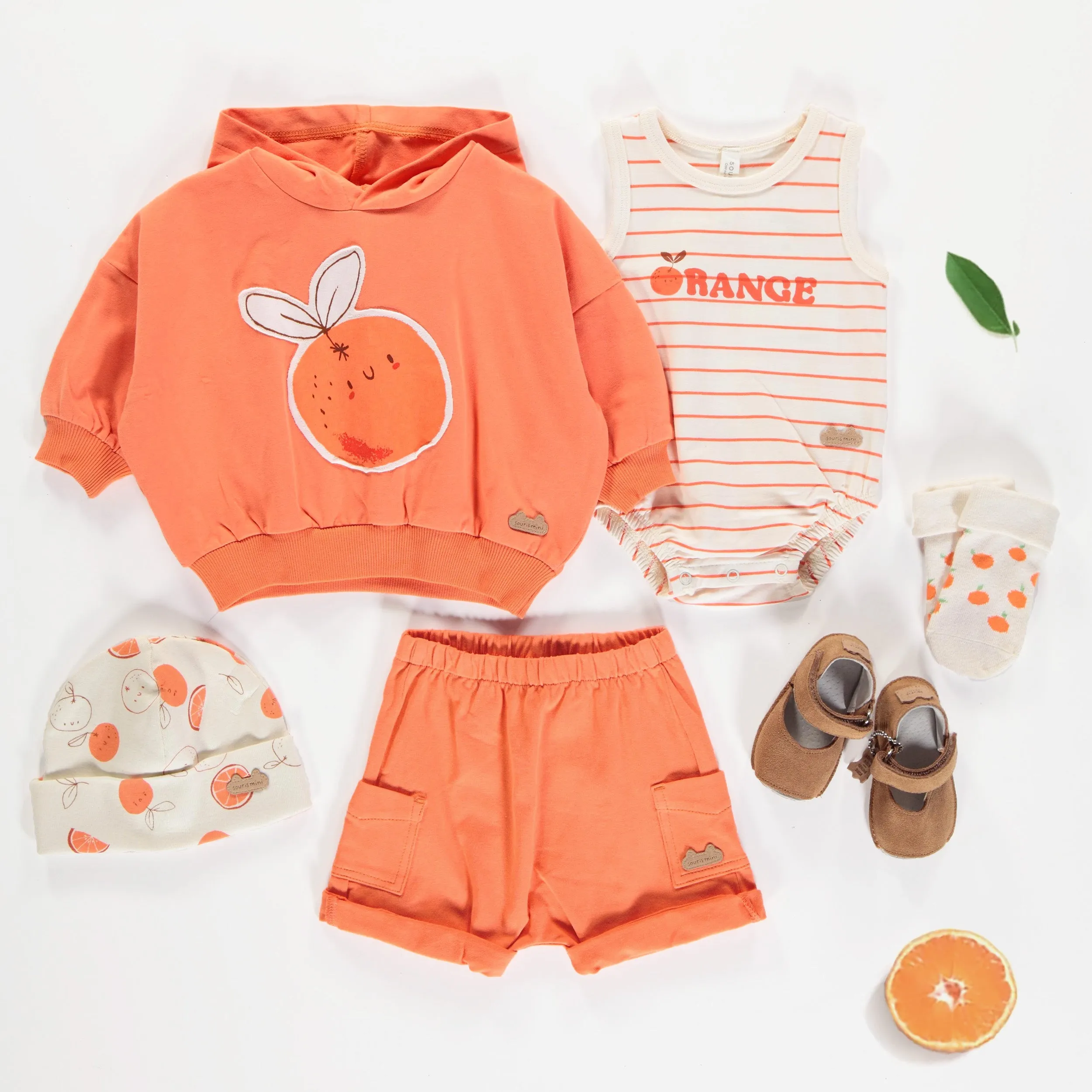 Bonnet crème avec motif d'oranges en tricot côtelé de coton biologique, naissance || Cream beanie with oranges print in ribbed knit organic cotton, newborn