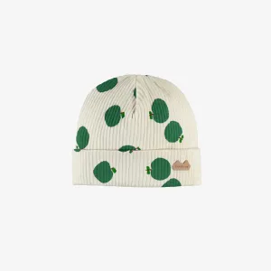 Bonnet crème avec pommes vertes, en tricot côtelé, naissance || Cream hat with green apples, in ribbed knit, newborn