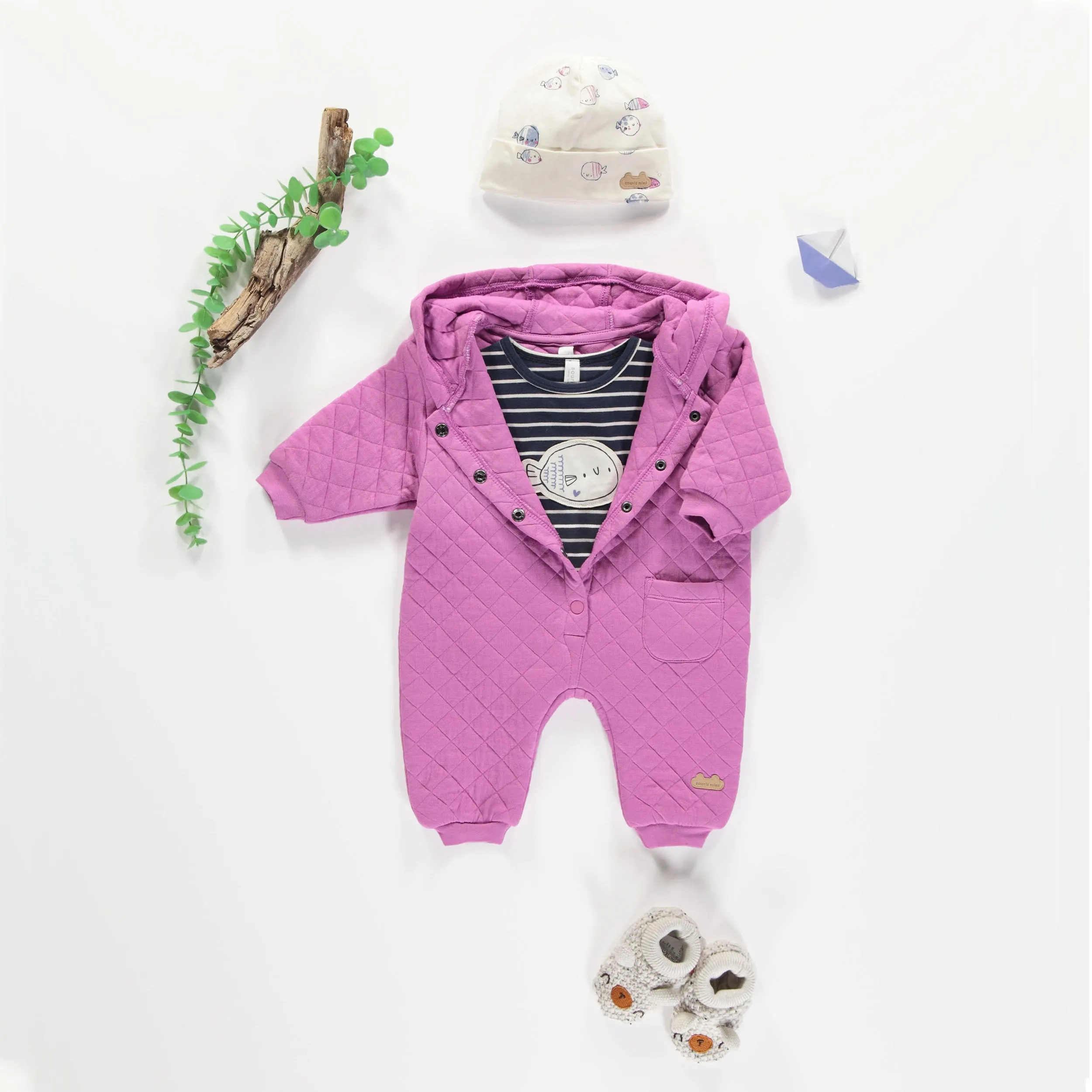 Bonnet crème à motif de poissons bleus et mauves en coton biologique, naissance || Cream hat with blue and purple fish print in organic cotton, newborn