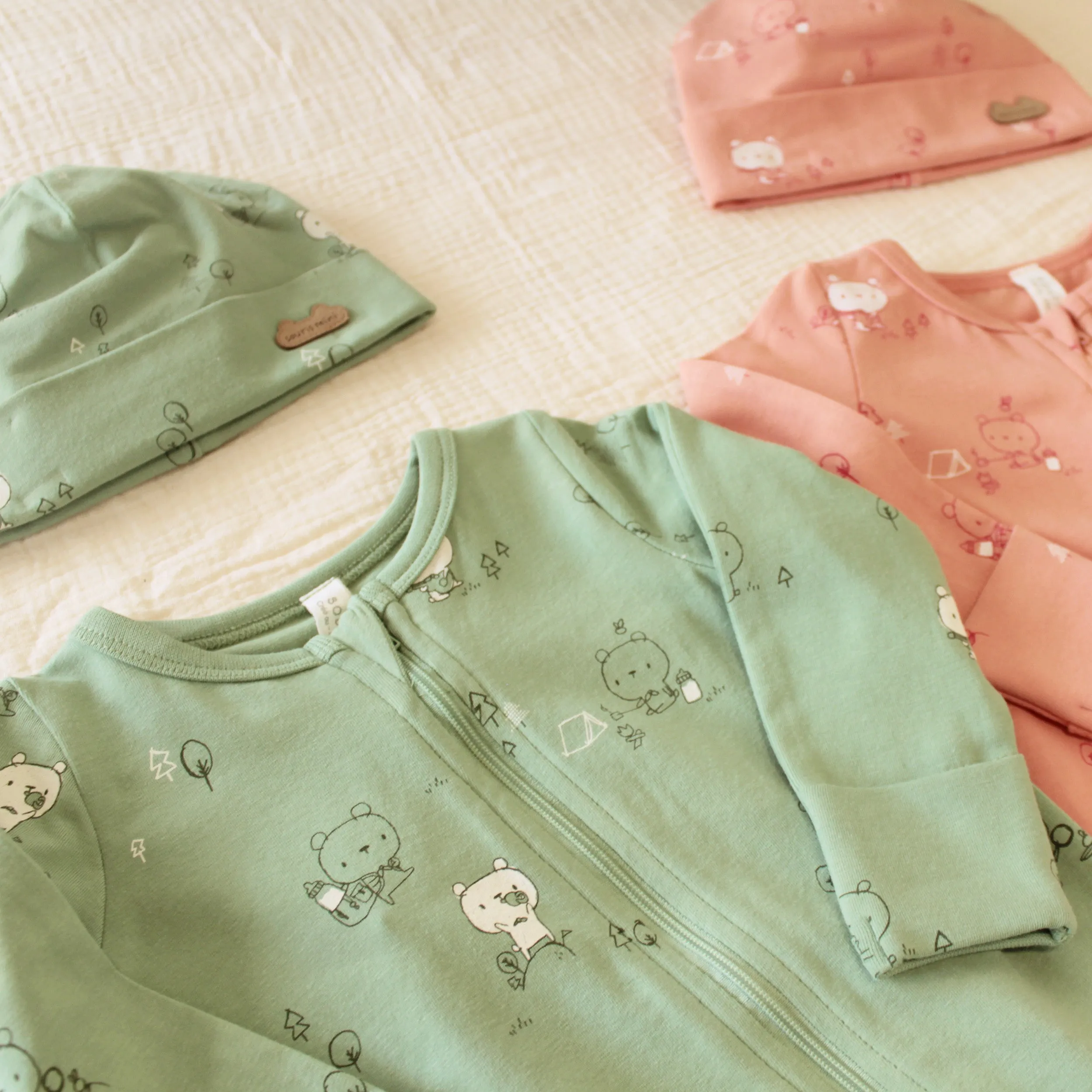 Bonnet rose à motifs en coton biologique, naissance || Pink patterned hat in organic cotton, newborn