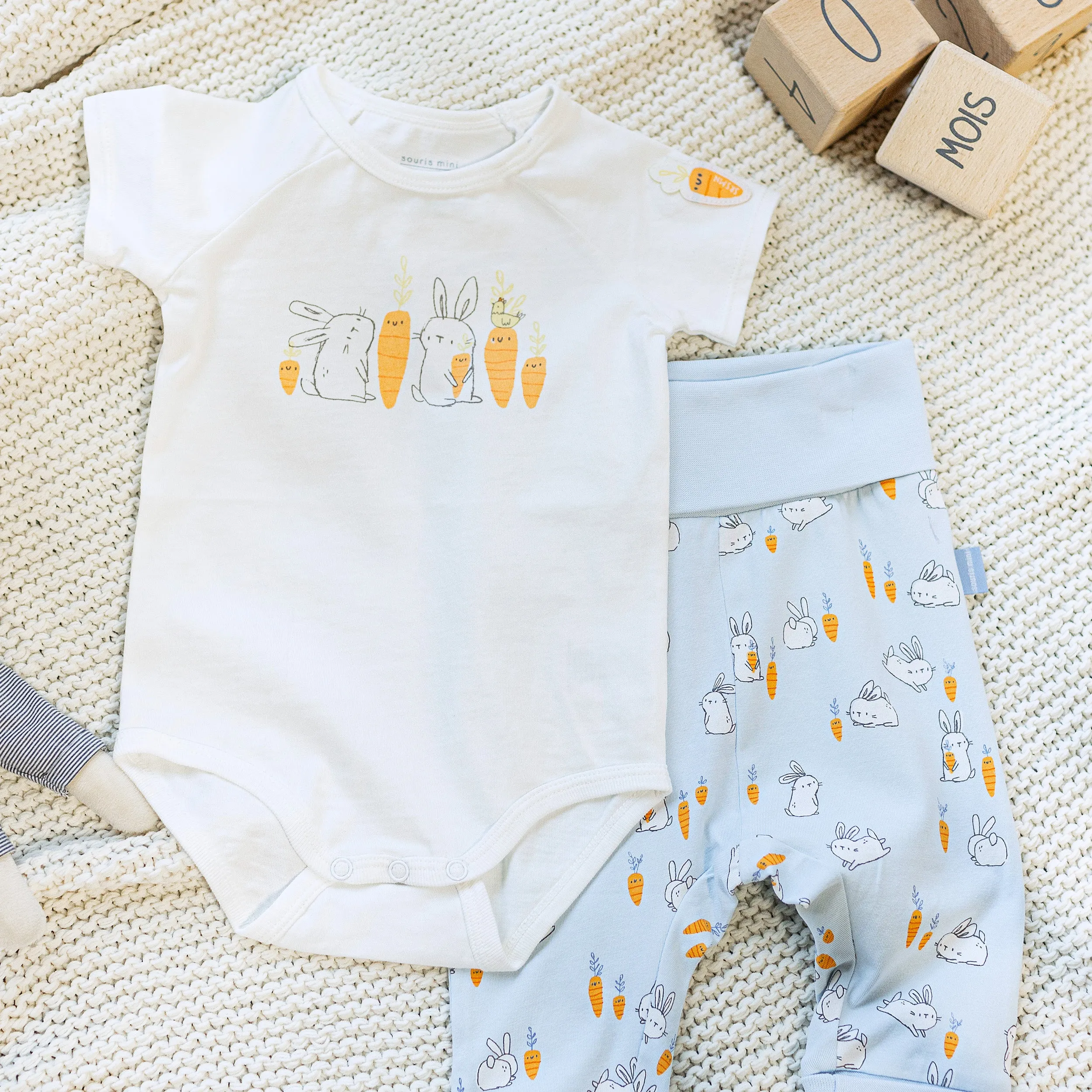 Cache-couche crème avec illustration de lapins en jersey extensible, bébé || Cream bodysuit with bunnies illustration in stretch jersey, baby