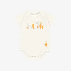 Cache-couche crème avec illustration de lapins en jersey extensible, bébé || Cream bodysuit with bunnies illustration in stretch jersey, baby