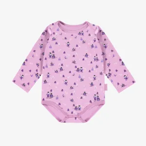 Cache-couche rose violacé à manches longues à motifs de pingouins, bébé || Long-sleeved purplish pink bodysuit with penguin all over print, baby