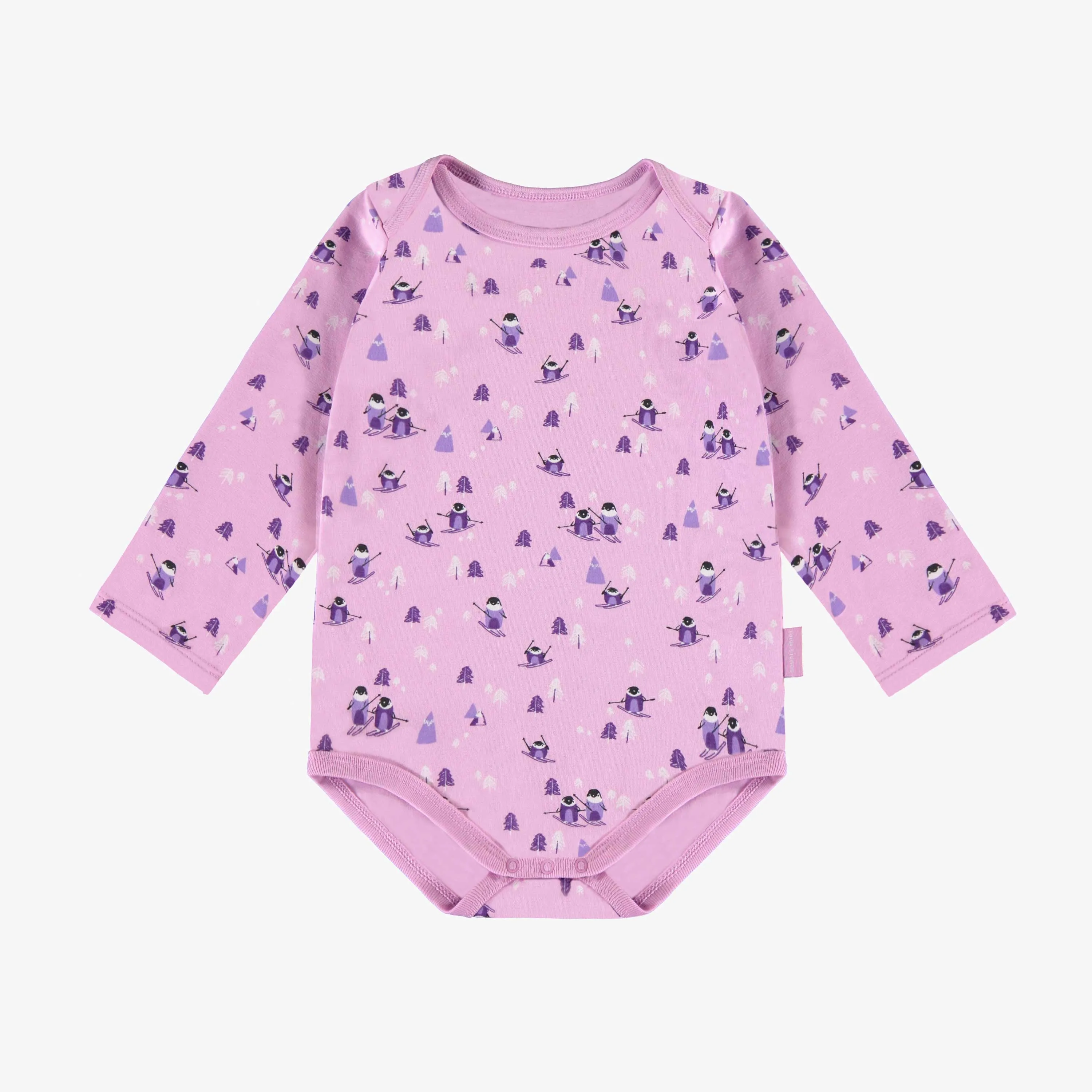 Cache-couche rose violacé à manches longues à motifs de pingouins, bébé || Long-sleeved purplish pink bodysuit with penguin all over print, baby