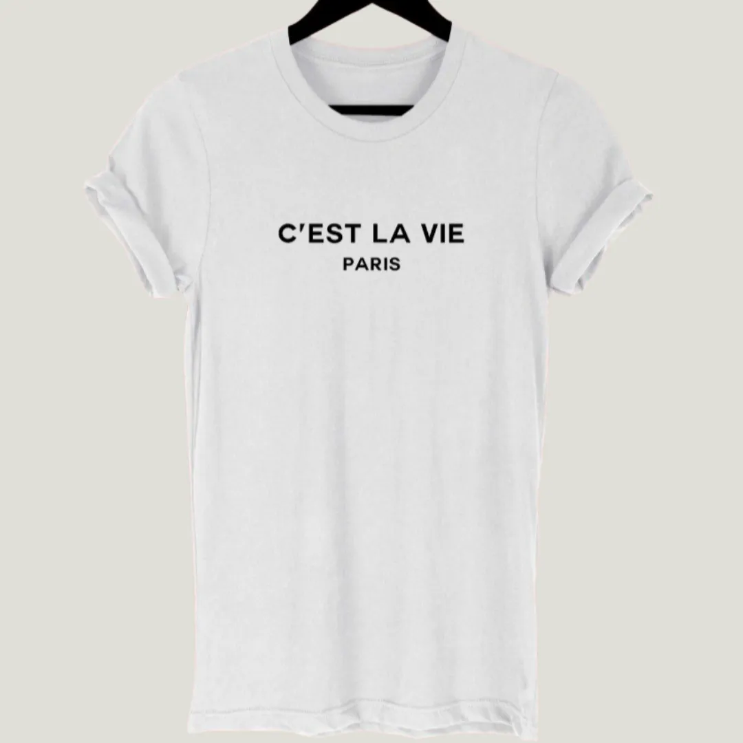 C'EST LA VIE ("SUCH IS LIFE") GRAPHIC TEE | CURVY