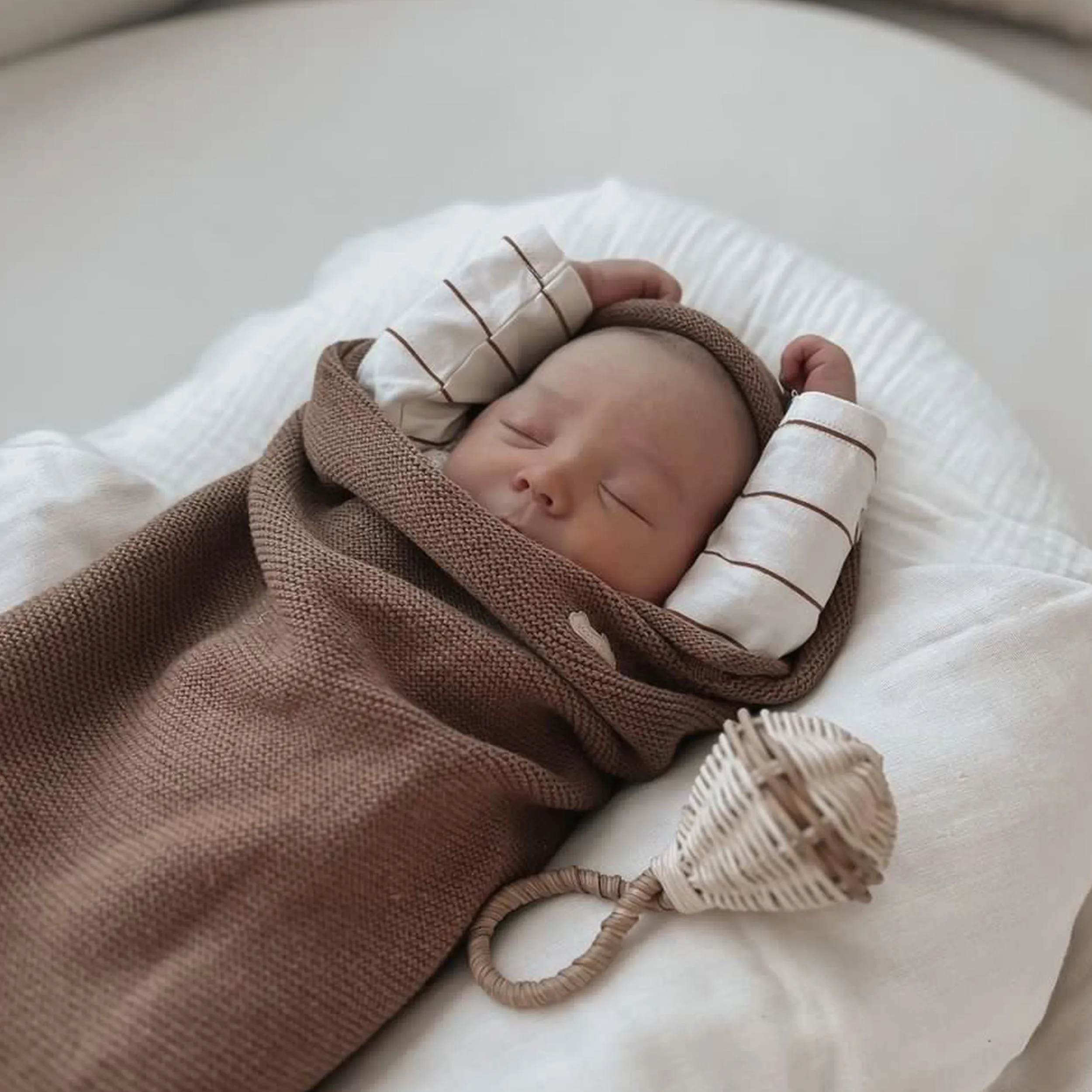 Cocon brun en maille avec nœud ajustable, naissance || Brown cocoon in knitwear with adjustable knot, newborn