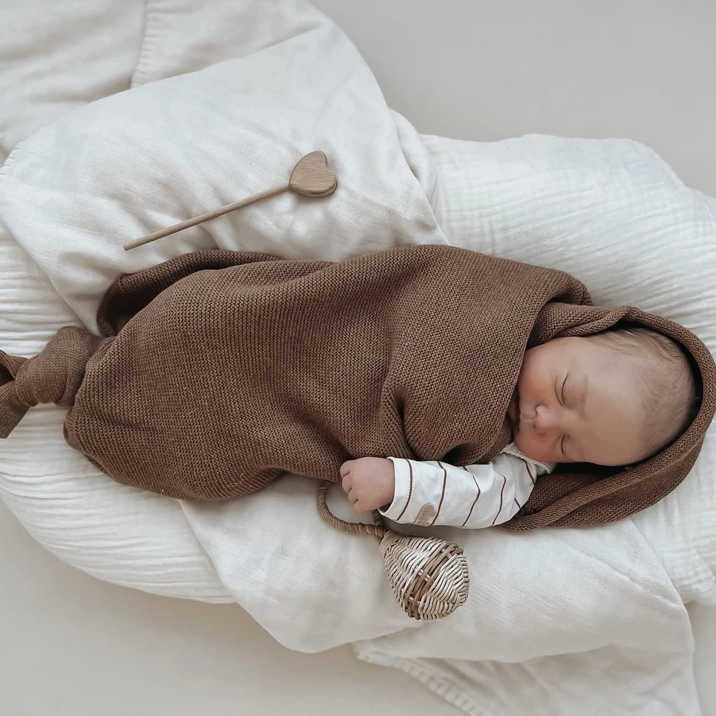 Cocon brun en maille avec nœud ajustable, naissance || Brown cocoon in knitwear with adjustable knot, newborn
