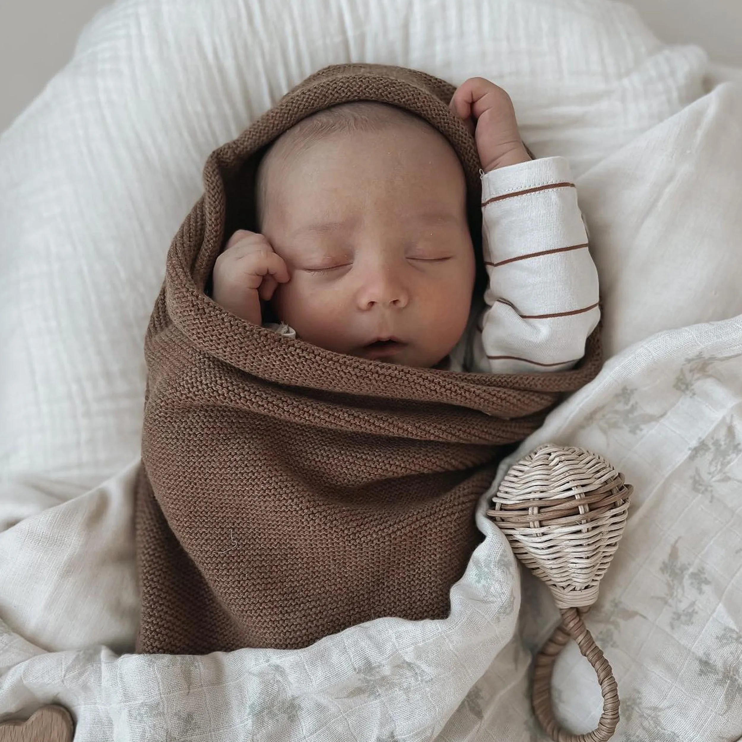 Cocon brun en maille avec nœud ajustable, naissance || Brown cocoon in knitwear with adjustable knot, newborn