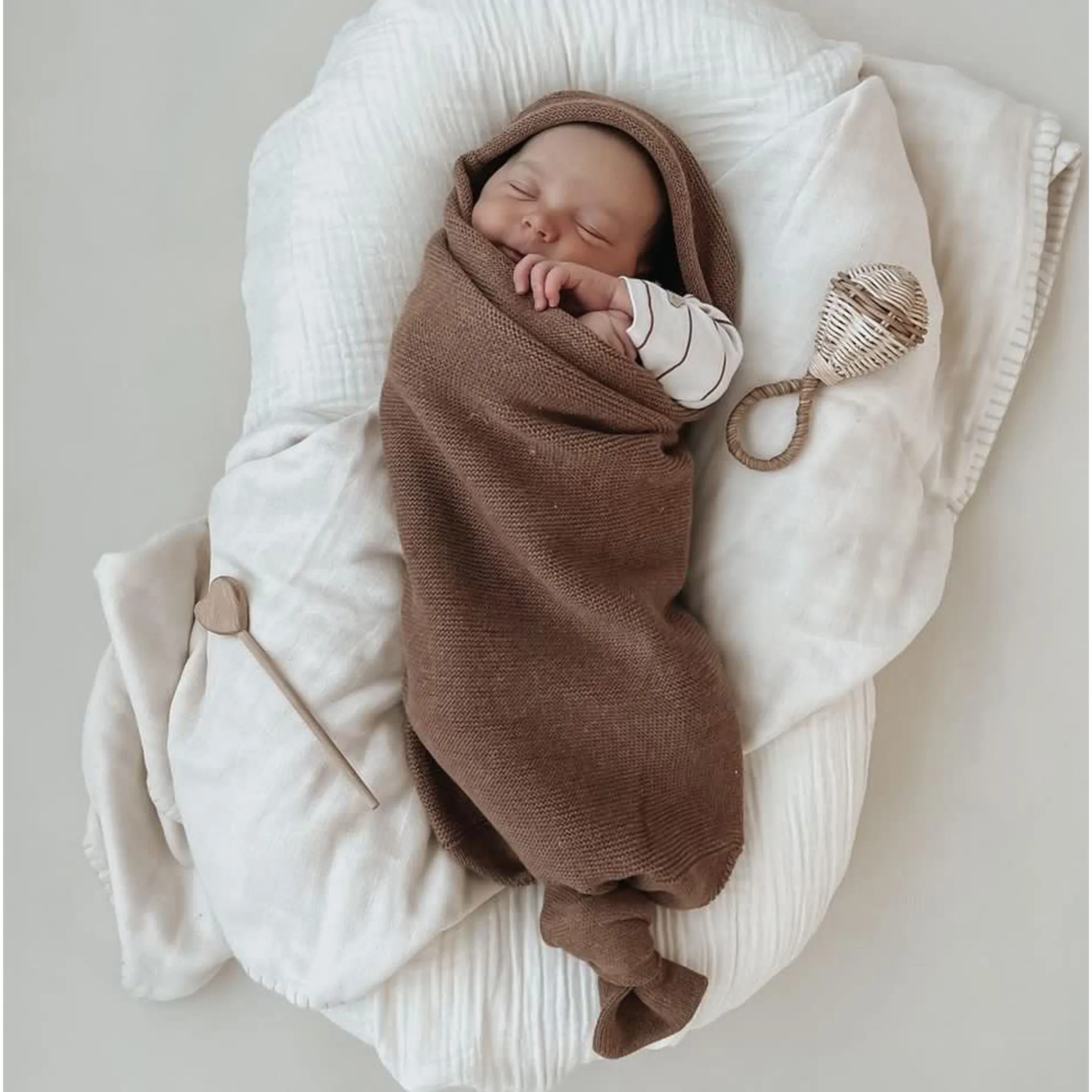 Cocon brun en maille avec nœud ajustable, naissance || Brown cocoon in knitwear with adjustable knot, newborn