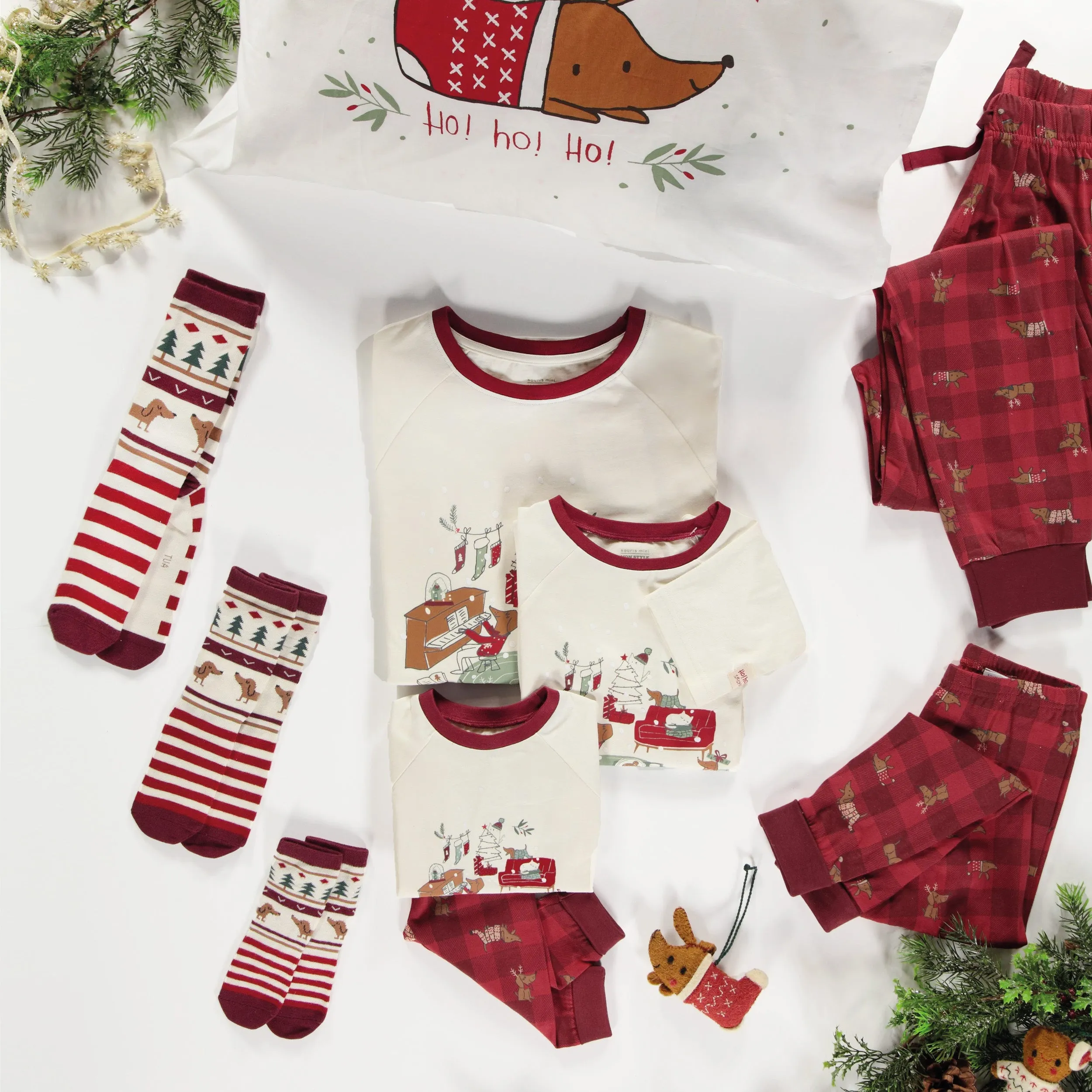 Haut de pyjama des fêtes crème avec illustration en coton, adulte || Cream holiday pajama top with Illustrations in cotton, adult