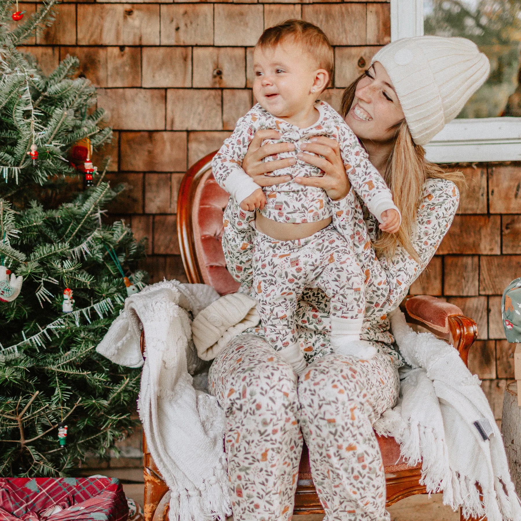 Haut de pyjama des Fêtes crème à motifs festifs, adulte || Festive cream holiday pajamas top, adult