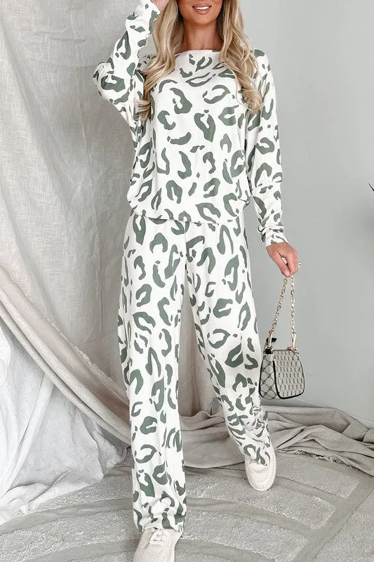 Leopard Print Loungewear Set – Long Sleeve Top & Pants in Soft Stretch Fabric
