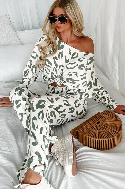 Leopard Print Loungewear Set – Long Sleeve Top & Pants in Soft Stretch Fabric