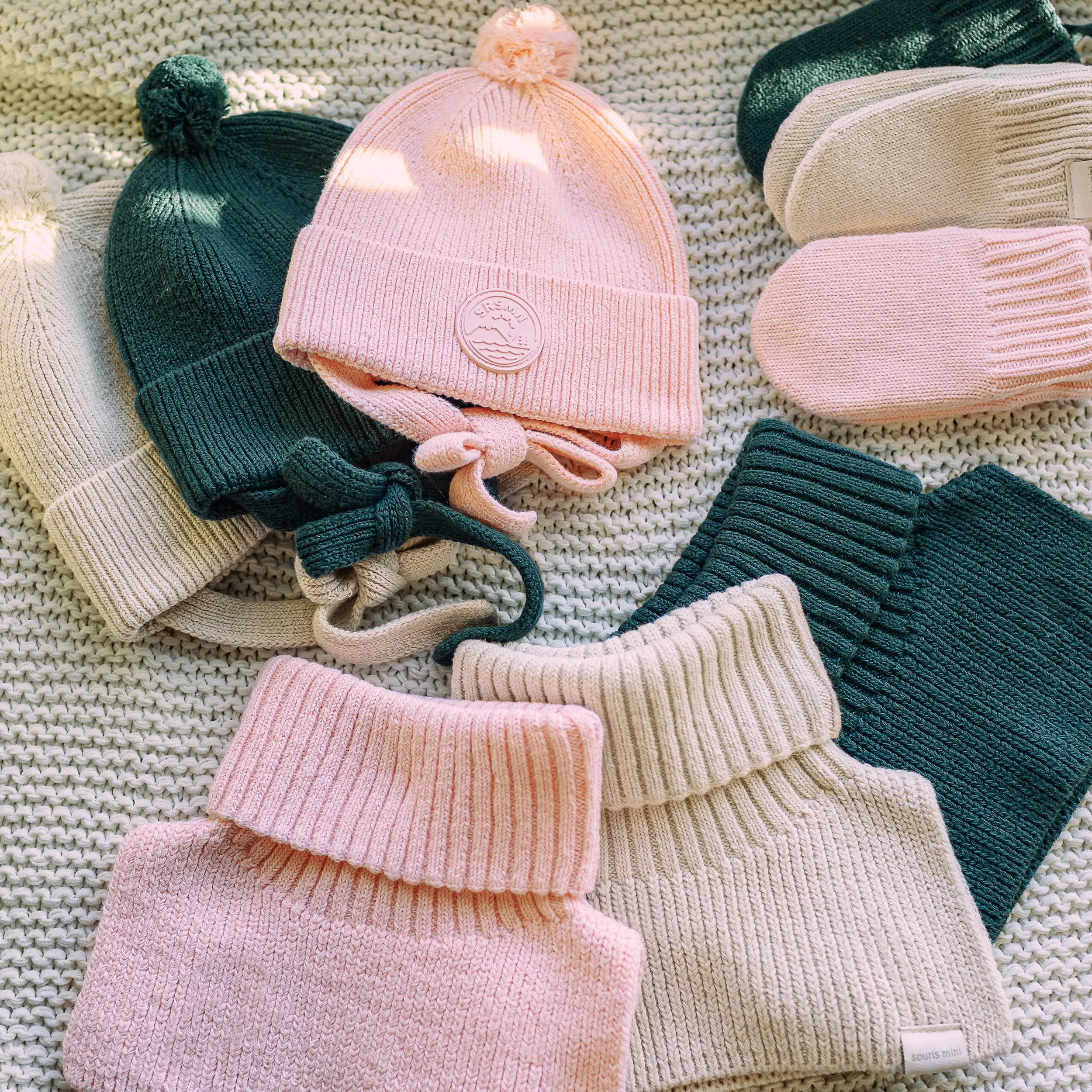 Mitaines rose pâle en maille avec cordon, bébé || Light pink knitted mittens, baby