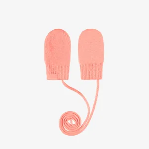 Mitaines roses en tricot avec cordon, bébé || Pink knitted mittens with string, baby