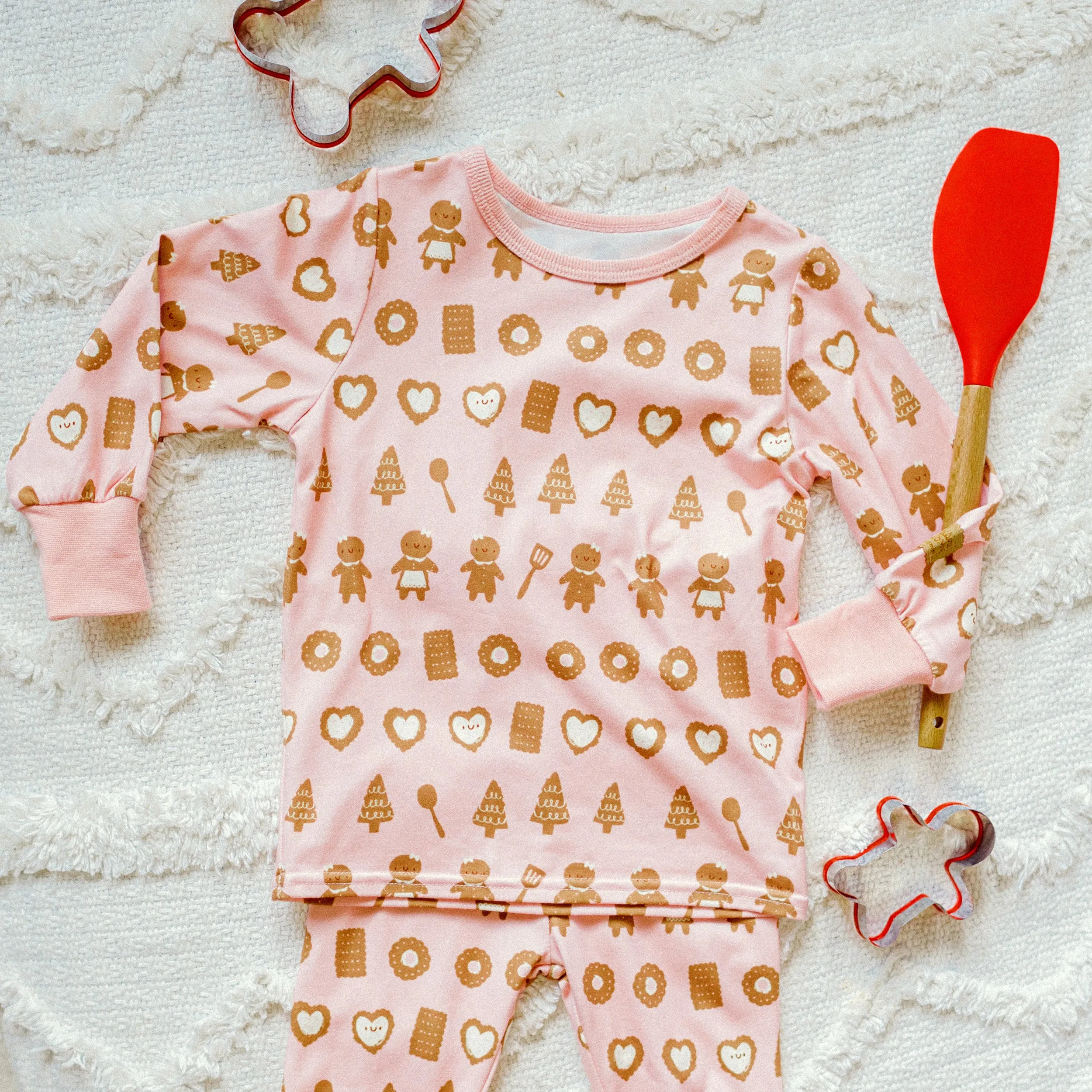 Pyjama deux-pièces rose à motif gourmand de biscuits en polyester, bébé || Pink two-pieces pajama with an all over print of delicious cookies in polyester, baby
