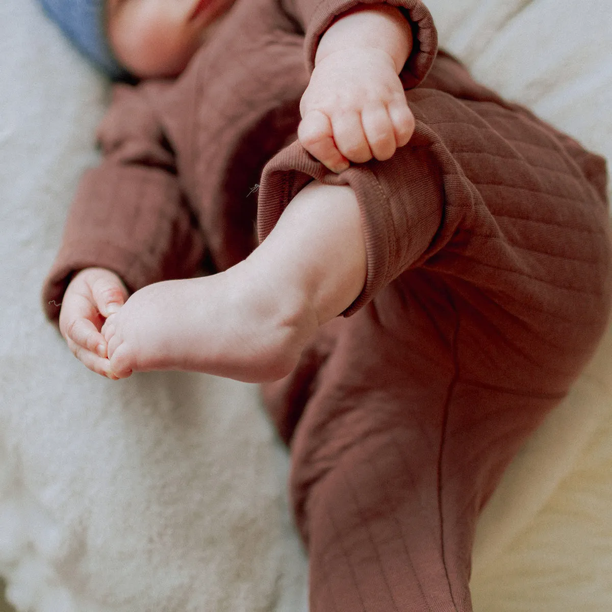 Pyjama une-pièce en jersey matelassé, naissance  || One-piece pajamas in quilted fabric, newborn