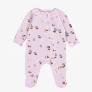 Pyjama une pièce lavande à motifs de canetons en jersey crêpé, naissance || Lavender one piece pajamas with ducks print in crinkle jersey, newborn