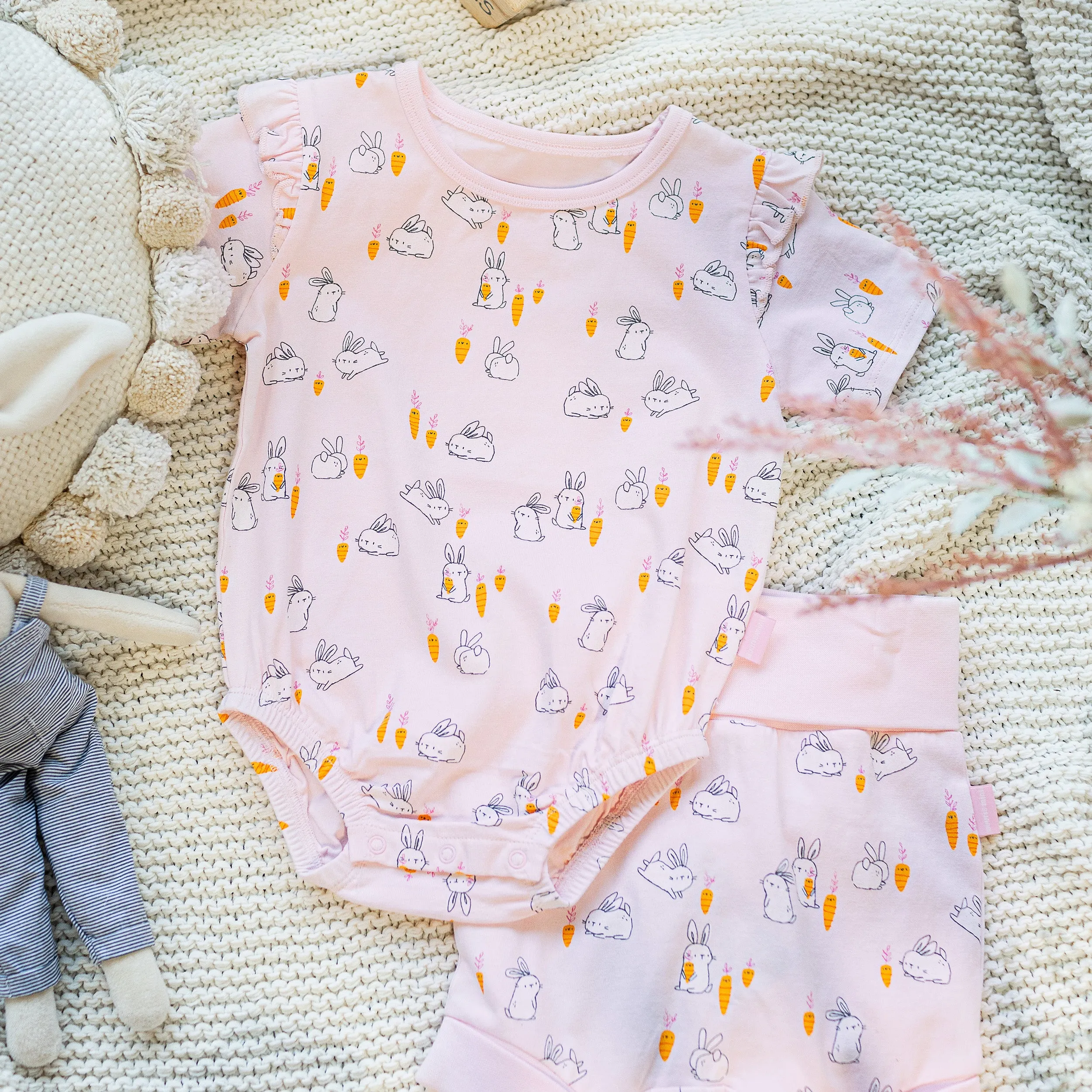 Short évolutif rose à motif de poules et de lapins en jersey doux, bébé || Pink evolutive shorts with bunnies and chickens in soft jersey, baby